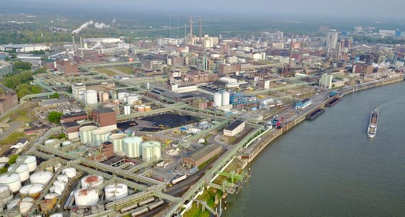 NRWBG_Branchentexte_Chemie_Chemiepark__c__360degreeAerial__shutterstock.com.jpg
